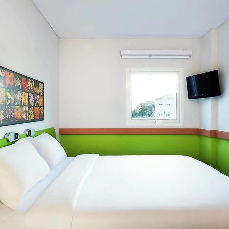 Ibis Budget Semarang Tendean Kültér fotó