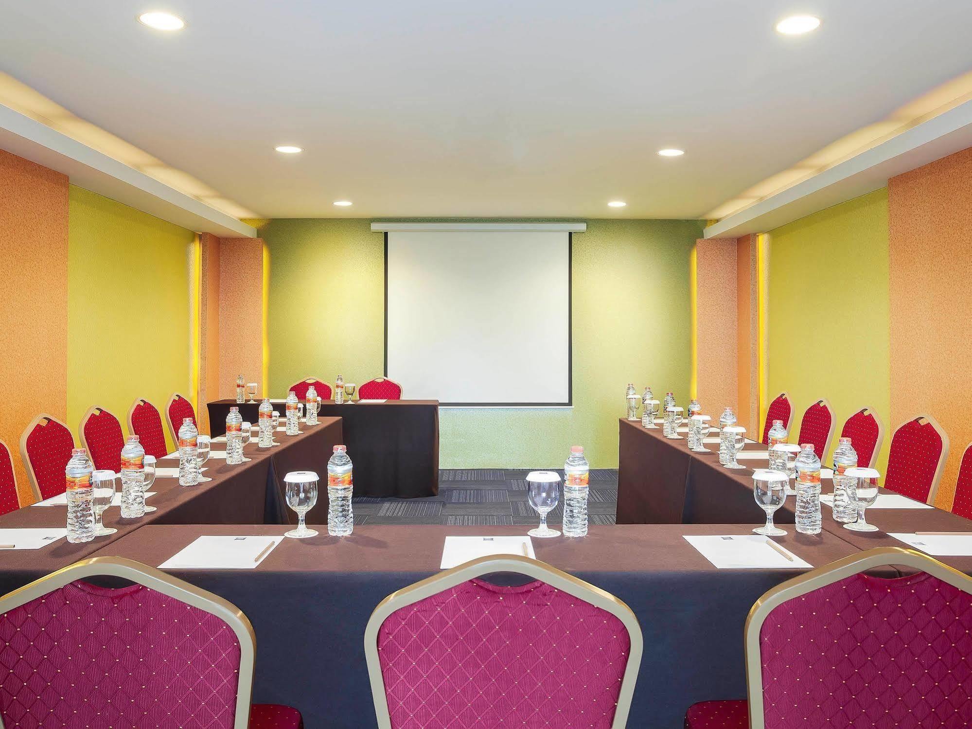Ibis Budget Semarang Tendean Kültér fotó