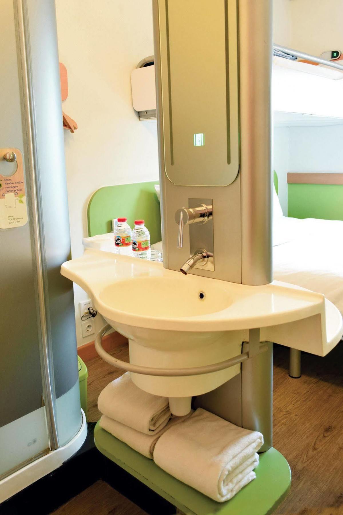 Ibis Budget Semarang Tendean Kültér fotó