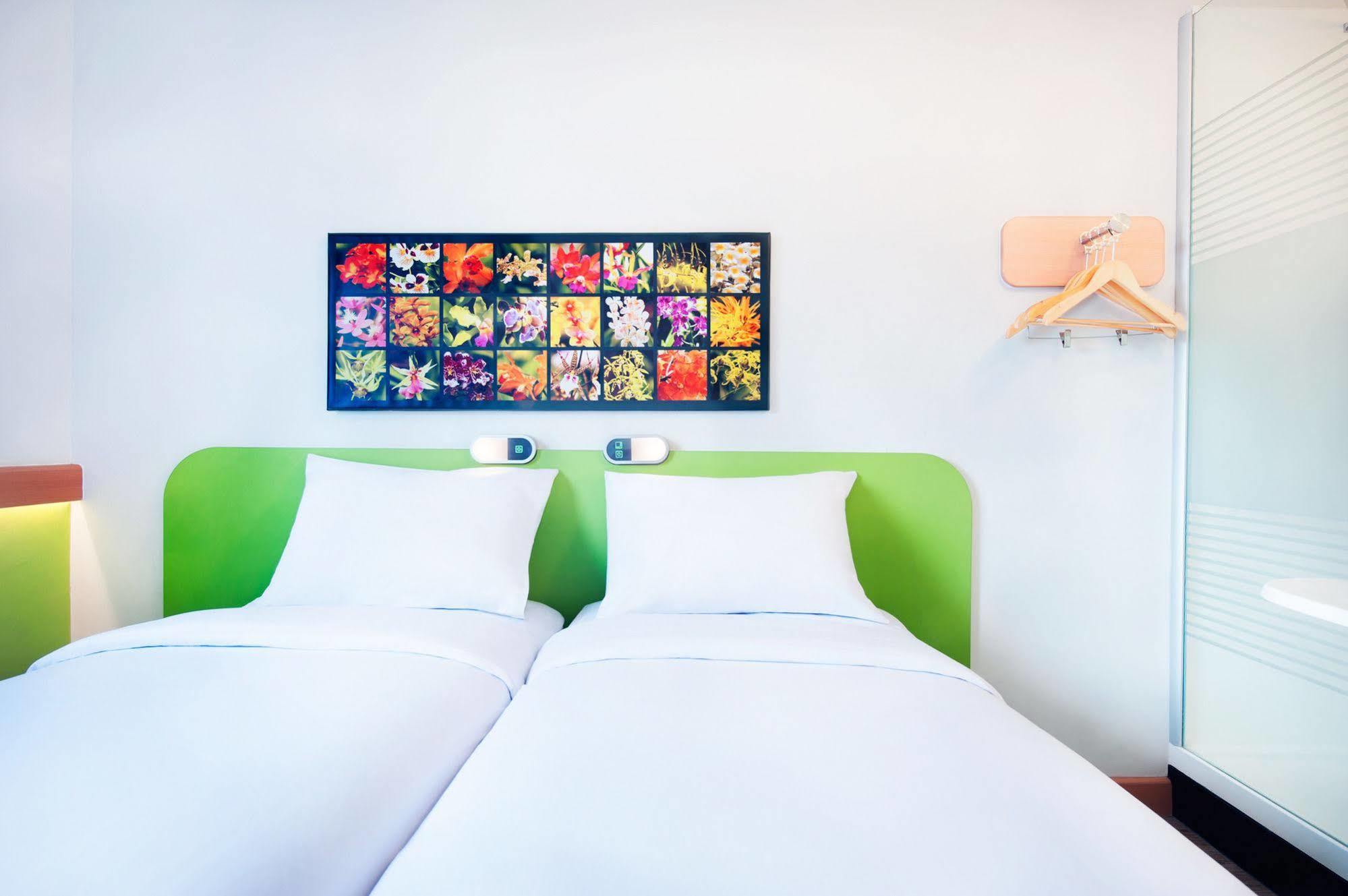 Ibis Budget Semarang Tendean Kültér fotó